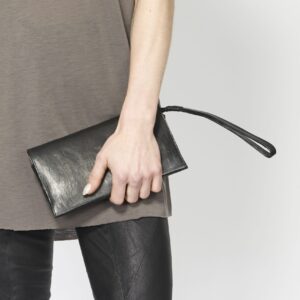 LLSS17U-ACC01_WRAP_CLUTCH_03_1-scaled-1.jpg