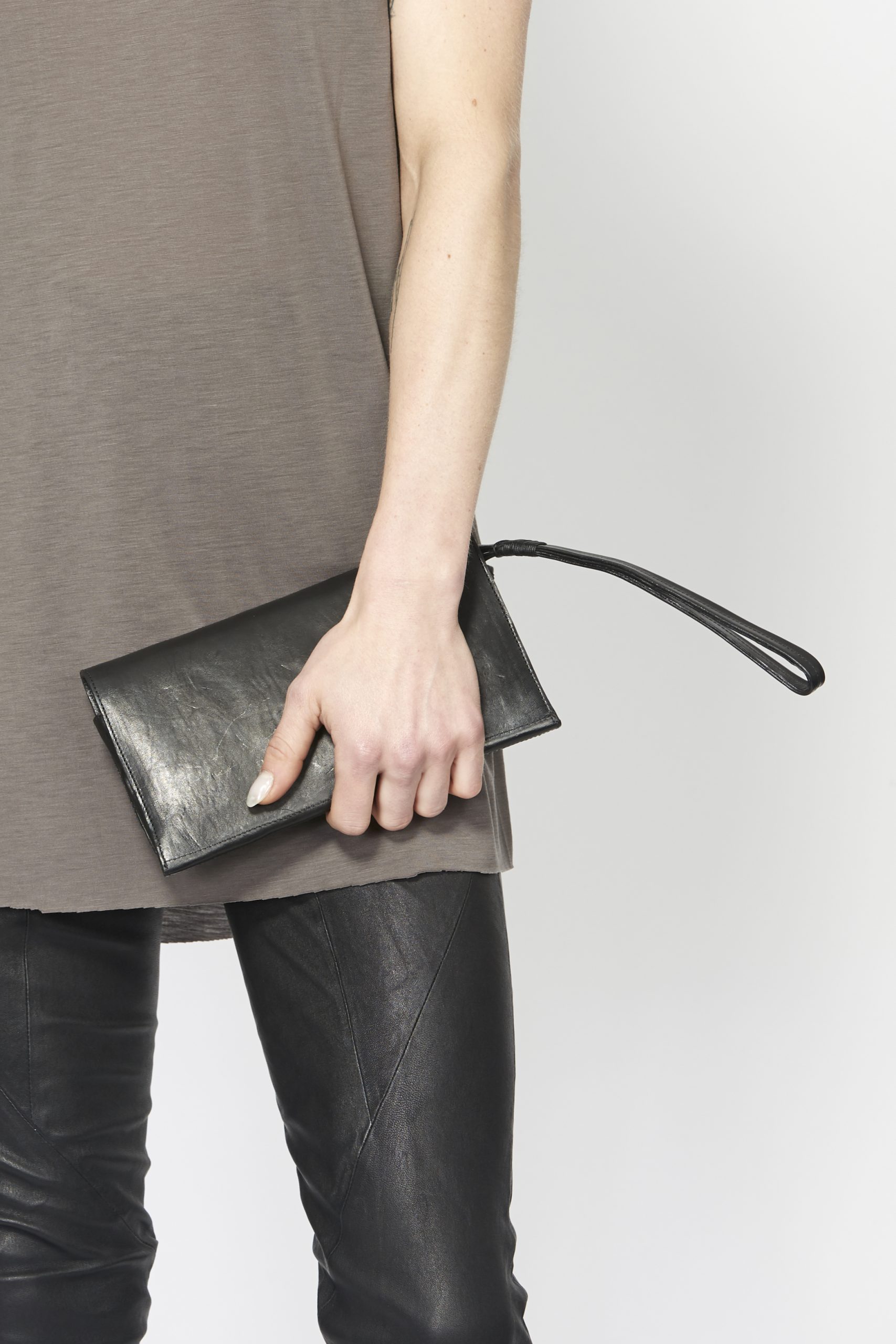 LLSS17U-ACC01_WRAP_CLUTCH_03_1-scaled-1.jpg