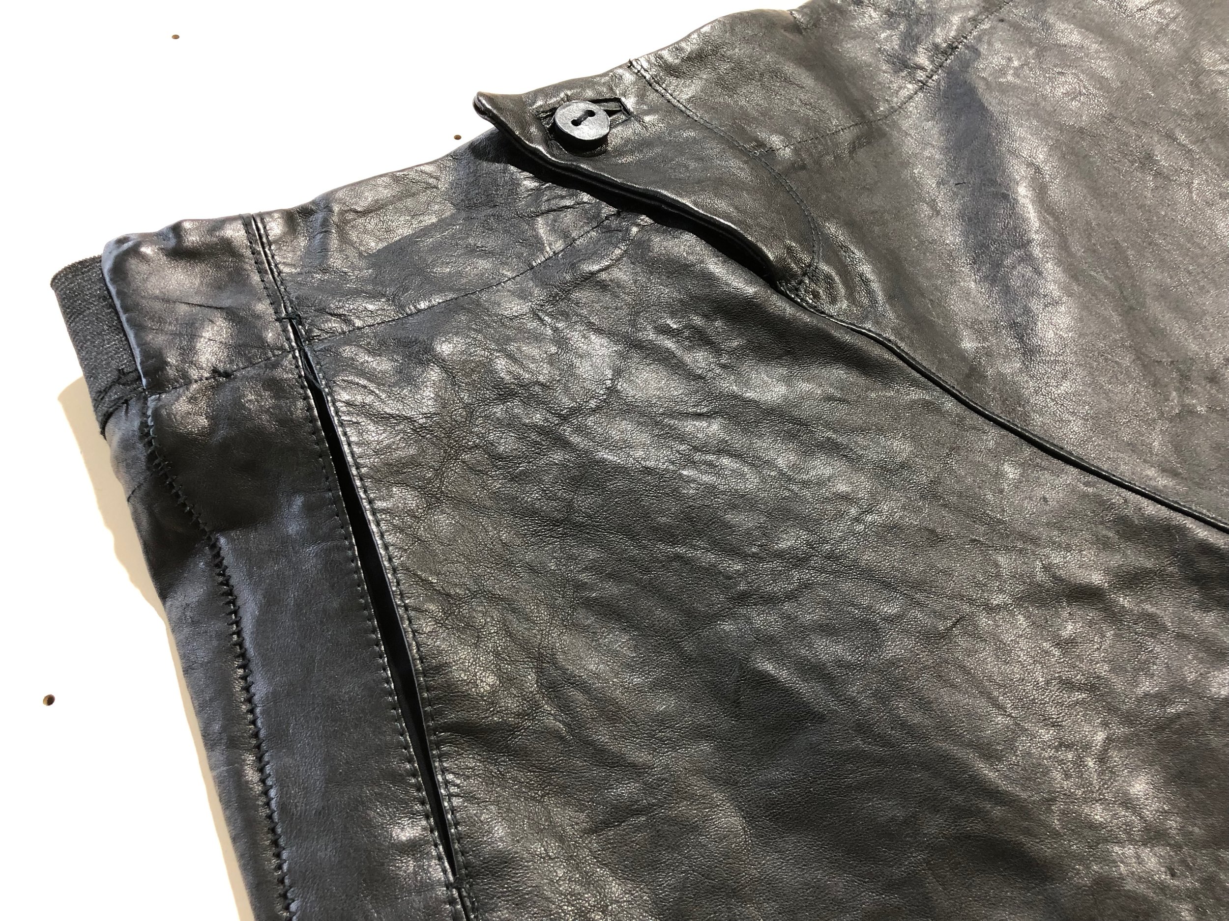 LLSS19M-SHS04-Snap-Leather-Shorts-Black-03.jpeg