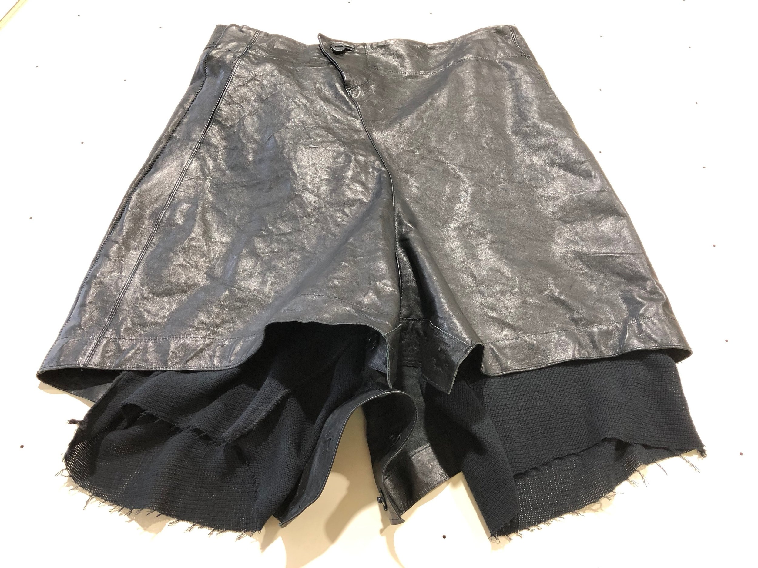 LLSS19M-SHS04-Snap-Leather-Shorts-Black-07.jpg