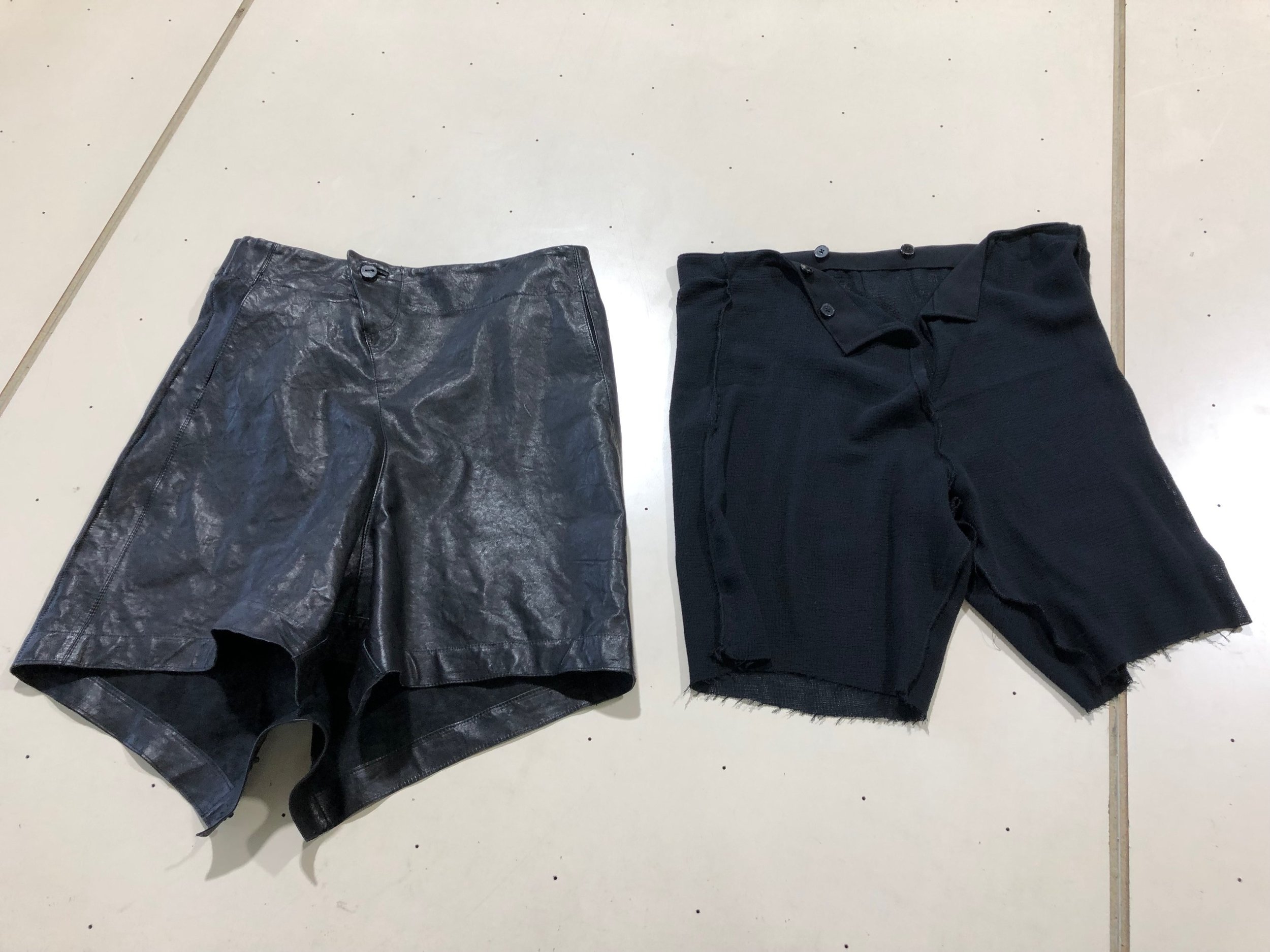 LLSS19M-SHS04-Snap-Leather-Shorts-Black-08.jpg