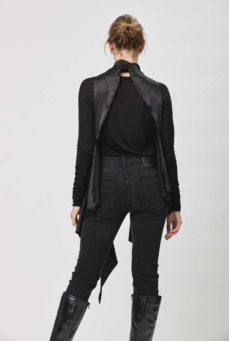 collar_vest_scarf_emberes_line_tee_skinny_jeans_30449.jpg