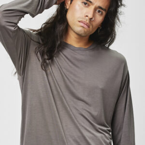 gusset_hood_leather_jeacket_long_sleeved_ennom_tee_knik_knee_shorts_toh_legwarmer_22726.jpg