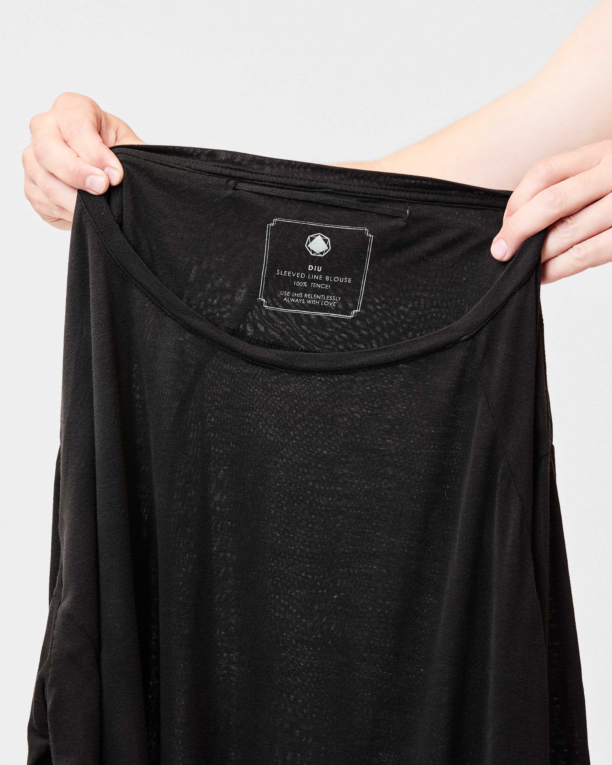 A0105M_DIU_BLACK_008
